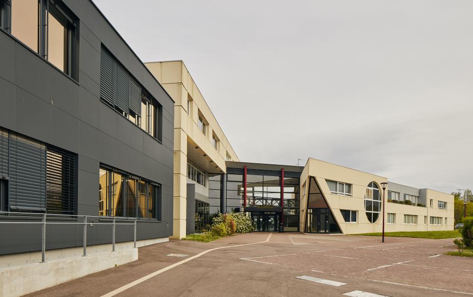 ESITC Caen - école côté parking élèves