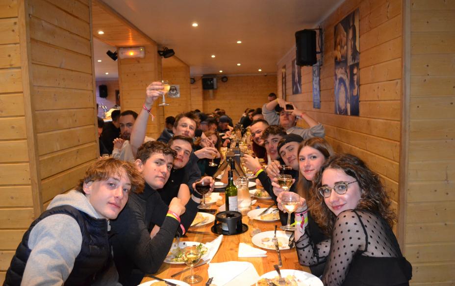 Grande tablée d'élèves au restaurant